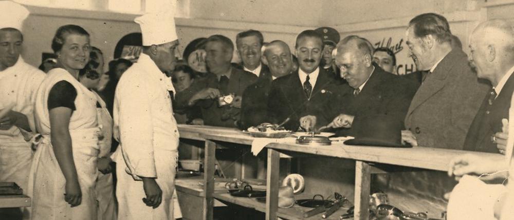An Guaden! Österreichs später unter Dollfuß opportunistischer Bundespräsident Wilhelm Miklas bei der Eröffnung der Wiener Kochkunst-Ausstellung (um 1930).
