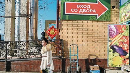 Am linken Ufer des Amur. Li Lihua überquerte schon 1993 als eine der ersten chinesischen Geschäftsfrauen den Grenzfluss, um in Blagoweschtschensk, einer russischen Stadt mit über 200 000 Einwohnern, Restaurants und ein Bauunternehmen aufzubauen.