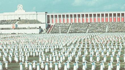 Im Schatten junger Mädchenblute. Massenchoreografie auf der von Albert Speer bebauten Nürnberger Zeppelinwiese zum Reichsparteitag 1937.