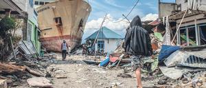 Land unter. Nach einem Erdbeben mit Tsunami im indonesischen Zentralsulawesi ist im Dorf Wani ein Schiff gestrandet (Oktober 2018).