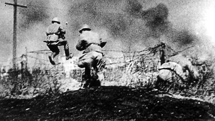 Angriff einer russischen Einheit 1942 auf Stalingrad. 