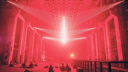 Die virtuelle Welt ist der Alltag, sie dominiert inzwischen die analoge. Hier eine Installation des Lichtkünstlers Christopher Bauder im Kraftwerk in Berlin. Ihr Titel: „Deep Web“.