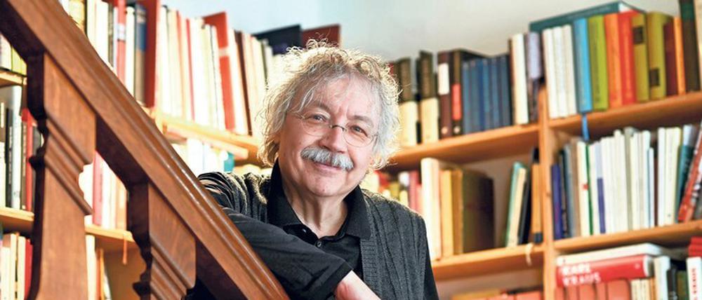 Sesshafter Reisender. Der österreichische Schriftsteller Karl-Markus Gauß in seiner Salzburger Wohnung. Er wurde 1954 in Salzburg geboren. 