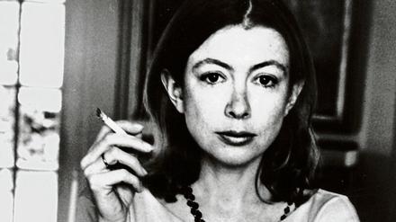 Zerbrechlich als Person, unbarnmherzig im Stil. Die amerikanische Schriftstellerin Joan Didion (1934-2021).