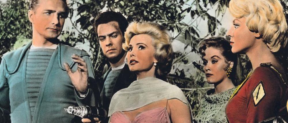 Mit den Waffen einer Frau. Zsa Zsa Gabor (M.) als schöne Venusianerin Talleah in dem Science-Fiction-Film „Queen of Outer Space“ (In den Krallen der Venus) 1958.