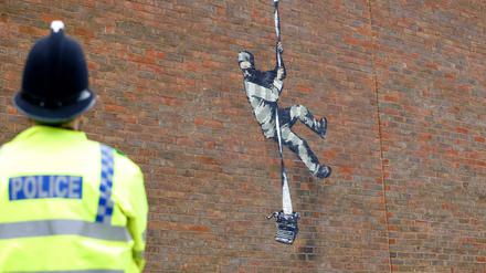 Seit dem Frühjahr prangt ein aufgesprühter Häftling auf einer Gefängnismauer im britischen Reading.