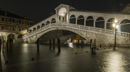 Hochwasser bedeckt am 06.11.2017 die Wege neben der Rialtobrücke in Venedig.
