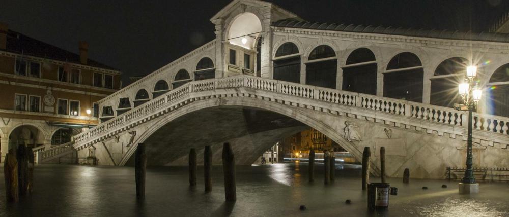 Hochwasser bedeckt am 06.11.2017 die Wege neben der Rialtobrücke in Venedig.