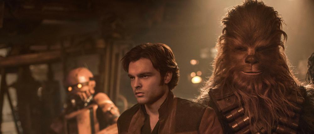Alden Ehrenreich (l.) spielt das jüngere Alter Ego von Han Solo im Star-Wars-Prequel „Solo“.