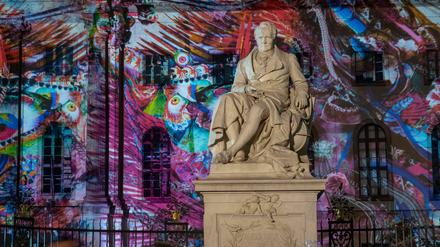 Alexander der Große. Das Humboldt-Denkmal vor der Humboldt-Universität, angestrahlt beim „Festival of Lights“.