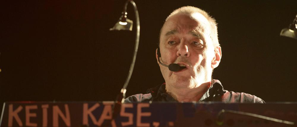 Legende am Keyboard. Dave Greenfield bei einem Konzert in München, 2014.