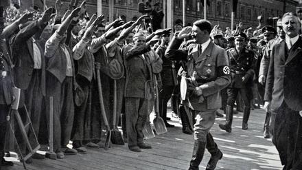 Der Aufstieg des Faschismus. Hitler vor seinen Anhängern, Datum unbekannt.