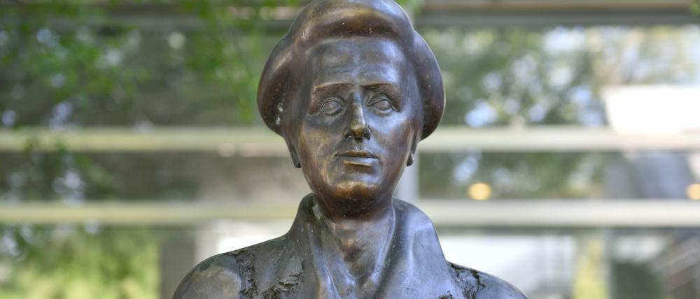 Galionsfigur. Die Statue der Rosa Luxemburg steht seit 2009 vor dem Berliner Gebäude der Rosa-Luxemburg-Stiftung.