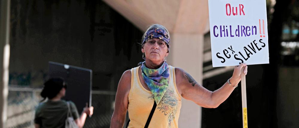 Frau auf einer QAnon-Demo in Arizona, August 2020.