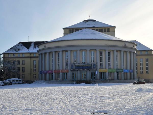 Im Januar lag Schnee, jetzt bricht am Saarländischen Staatstheater der Frühling aus. 