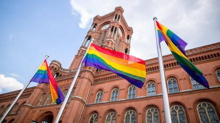 Vor dem Roten Rathaus wird jedes Jahr zum Pride Month die Regenbogenfahne gehisst. 