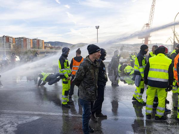 Die italienische Polizei geht gegen Demonstranten am Hafen von Triest vor, Oktober 2021.