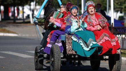 Hoch auf dem Panjewagen. Brauchtumspflege auf einem Folklorefestival in Ust-Labinskthe, Region Krasnodar. 