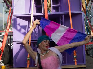 Mother Martha Nubia Sanchez mit einer trans Flagge bei einer Parade in Bogota.