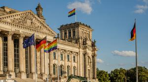 Die Regenbogenfahne auf dem Reichstagsgebäude.