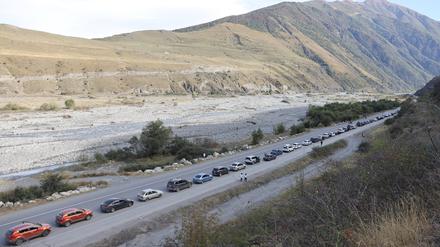 REPUBLIC OF NORTH OSSETIA-ALANIA, RUSSIA - SEPTEMBER 28, 2022: Cars wait in line on the road for the Verkhny Lars checkpoint on the Russian-Georgian border. According to the Georgian Interior Ministry, around 78 thousand Russians arrived in Georgia and over 62 thousand left the country from 17 to 26 September. The North Ossetian authorities plan to limit vehicle entry into the republic except for citizens living in North Ossetia. Military commissariat representatives are working at the entrance to the republic and the Verkhny Lars checkpoint to give draft papers to those who are subject to call-up according to lists made by the Russian Defence Ministry. On September 21, Russia s President Vladimir Putin signed a decree on partial military m PUBLICATIONxINxGERxAUTxONLY TS144691 