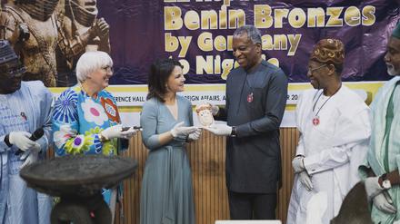 Außenministerin Annalena Baerbock und Kulturstaatsministerin Claudia Roth übergeben in Abuja erste Benin-Bronzen.