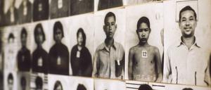 Bilder von Opfern der Roten Khmer in einem Museum.
