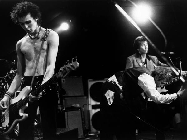 Bassist Sic Vicious (l) und Sänger Johnny Rotten während eines Auftritts in Atlanta, 1978.