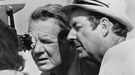 Guy Hamilton (rechts) mit Kameramann Ted Moore bei den Dreharbeiten zum Bond-Film "Live And Let Die" 1973. 