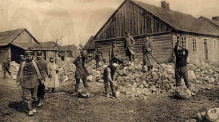 Arbeiter räumen Trümmer in Ostpreußen weg, circa 1935.