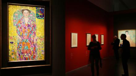 Klimt-Ausstellung in Halle. Besucher schauen sich das Gemälde "Eugenia Primavesi" an.