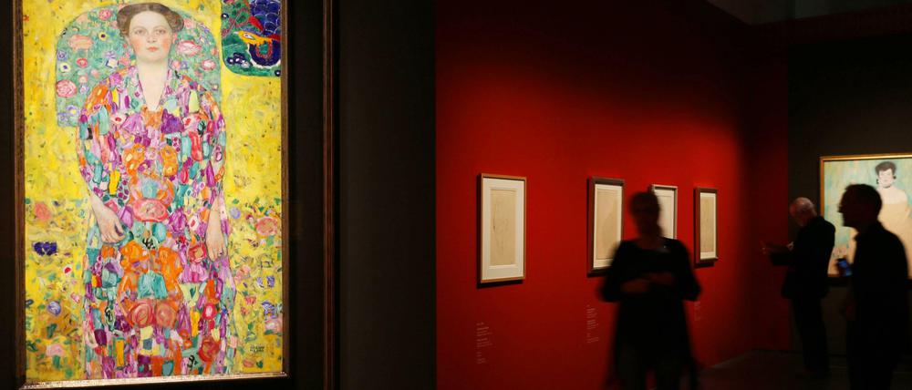 Klimt-Ausstellung in Halle. Besucher schauen sich das Gemälde "Eugenia Primavesi" an.