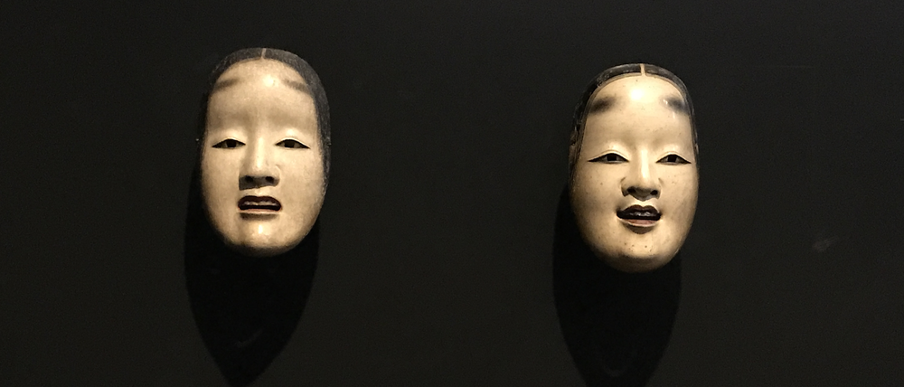 Zwei japanische Nō-Masken aus dem 18. Jahrhundert.