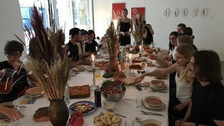 Essen und Gemeinschaft als alternative Form von Kunst: Valentina Odarenko hat ukrainische Speisen zubereitet.
