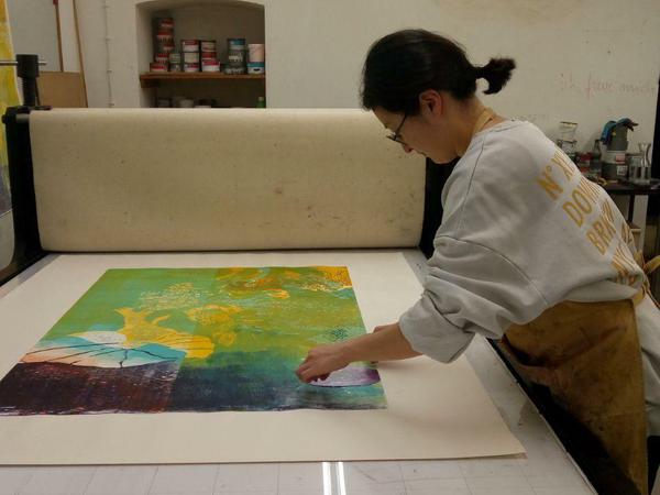 Künstlerin Heehyun Jeong beim Anfertigen eines Kombinationsdrucks in der Druckwerkstatt des bbk berlin.