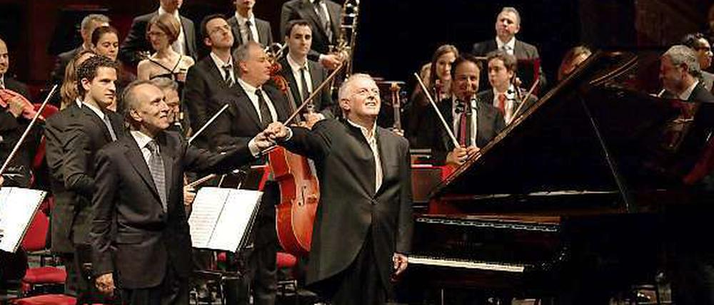Claudio Abbado und Daniel Barenboim mit Musikern der Filarmonica della Scala und des Orchestra Mozart.