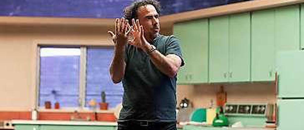 Der mexikanische Regisseur Alejandro González Inárritu auf dem Theater-Probebühnen-Set von "Birdman".