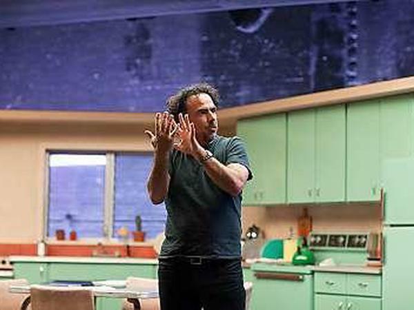 Der mexikanische Regisseur Alejandro González Inárritu auf dem Theater-Probebühnen-Set von "Birdman".