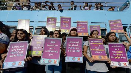 Mädchen protestieren gegen die Massenvergewaltigung in Indien.
