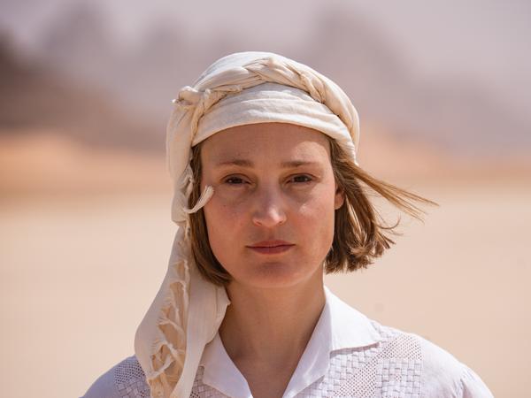 Ingeborg Bachmann (Vicky Krieps) in Margarethe von Trottas „Reise in die Wüste“. 