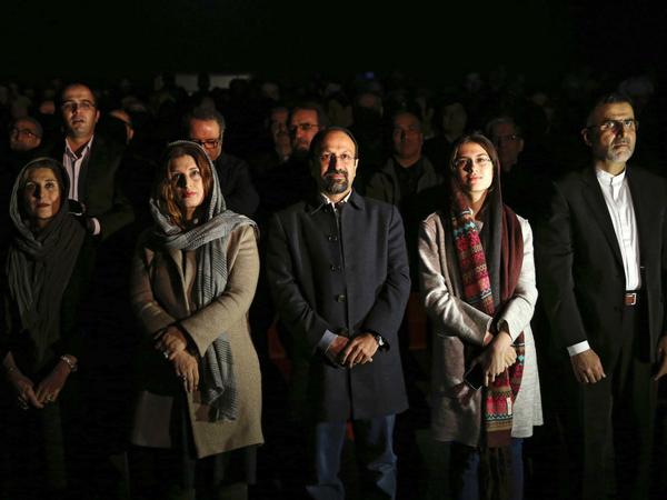 Der iranische Regisseur Asghar Farhadi im Filmmuseum in Teheran bei einer Feierstunde zu seinen Ehren. Neben ihm seine Frau Parisa Bakhtavar (2.v.l), seine Tochter Sarina (2.v.r), die Schauspielerin Fatemeh Motamed Arya (l) und der Chef der staatlichen Organisation für Film und audiovisuelle Angelegenheiten des Irans, Hojjatollah Ayoubi. 