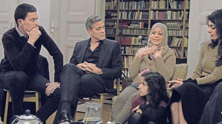 David Miliband (links), George Clooney und Amal Clooney bei einem Treffen mit syrischen Geflüchteten.