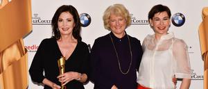 Drei Damen mit Stil. Iris Berben, Kulturstaatsministerin Monika Grütters und Christiane Paul präsentieren die Nominierungen zum Deutschen Filmpreis in Berlin. 