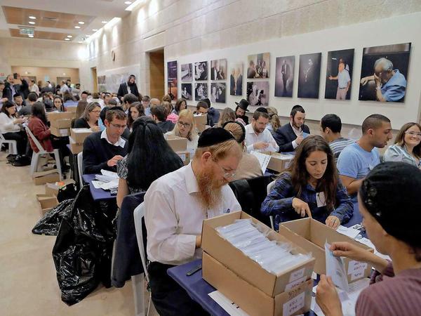 Israelis am 18. März, beim Auszählen der Stimmen aus Übersee.