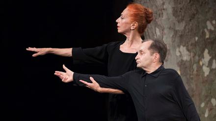 Raimund Hoghe (r), hier mit der italienischen Tänzerin Ornella Balestra in einem von ihm choreografierten Stück beim Festival in Avignon, 2018. 
