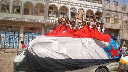 Mitglieder des Southern Movement demonstrieren mit der Fahne des früheren Südjemen in der Provinz Lahj.