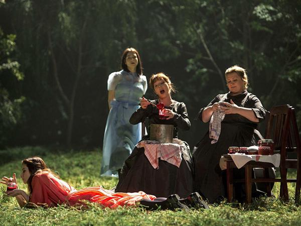 Szene aus "Jewgeni Onegin", mit (v.l.) Karolina Gumos (Olga), Asmik Grigorian (Tatjana), Christiane Oertel (Larina) und Margarita Nekrasova (Filippewna).