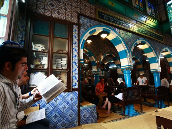 Jüdische Gläubige lesen die Torah in der El Ghriba Synagoge auf Djerba. Sie ist Afrikas älteste Synagoge und zieht jedes Jahr jüdische Pilger aus Europa und Israel an. 