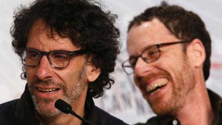 Die Regie-Brüder Joel (l) und Ethan Coen, hier bei einer Pressekonferenz in Cannes 2013. 
