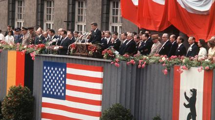 Auf dem Balkon des Schöneberger Rathauses. Das historische Foto zeigt den US-amerikanischen Präsidenten John F. Kennedy bei seiner Rede am 26. Juni 1963. Mit dem legendären deutsch gesprochenen Satz "Ich bin ein Berliner" drückte Kennedy seine Verbundenheit mit den Menschen in der geteilten Stadt aus.